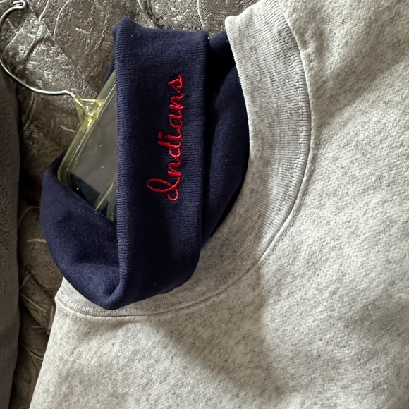 Cleveland Indians Crewneck-Turtleneck Sweatshirt w/ embroidered patch NWT - Picture 4 of 8